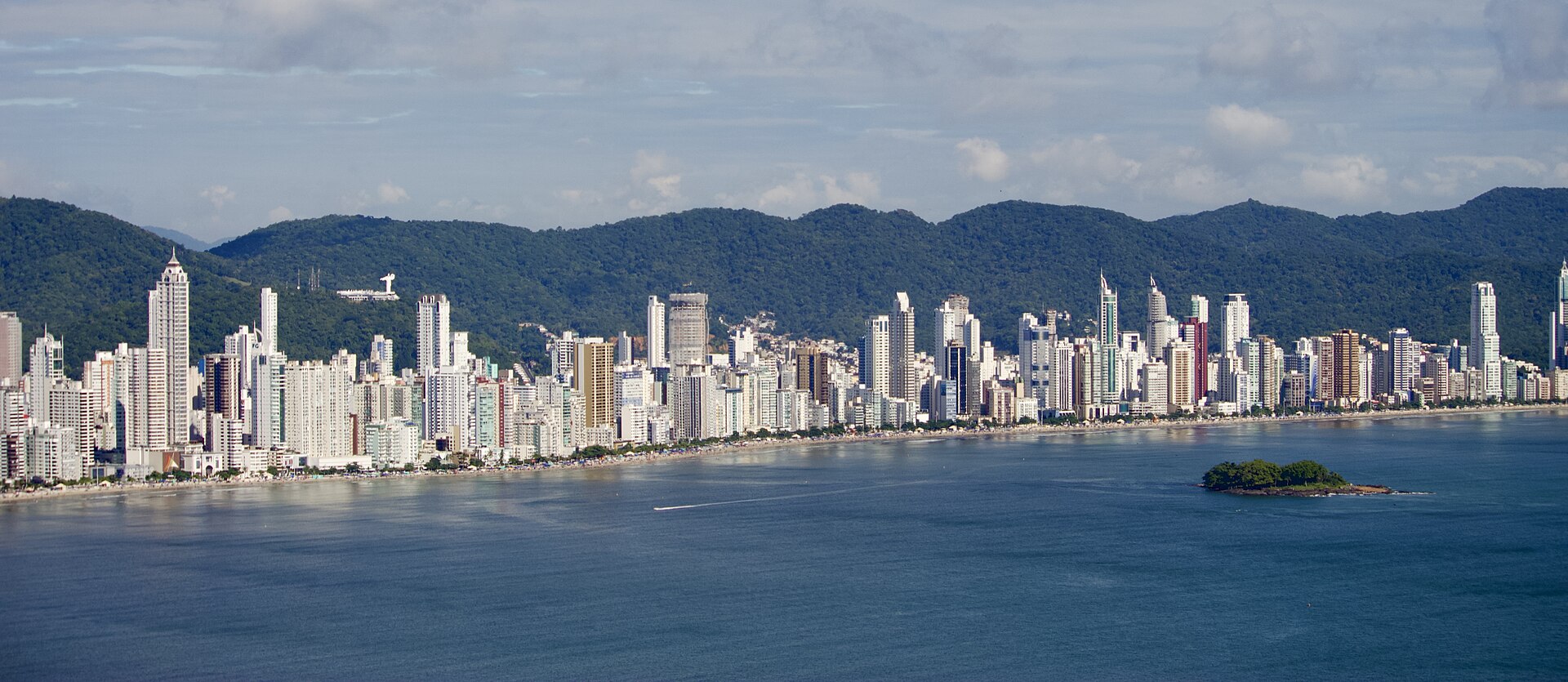 Skyline de Balneário Camboriú visto do mar