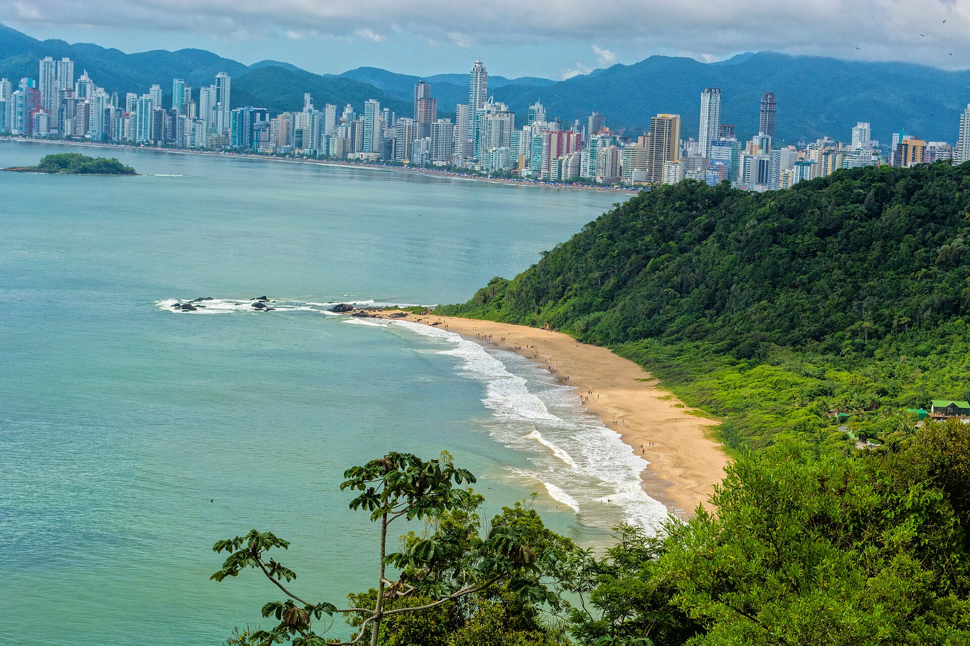 Vista aérea da praia em Balneário Camboriú, no litoral norte de SC